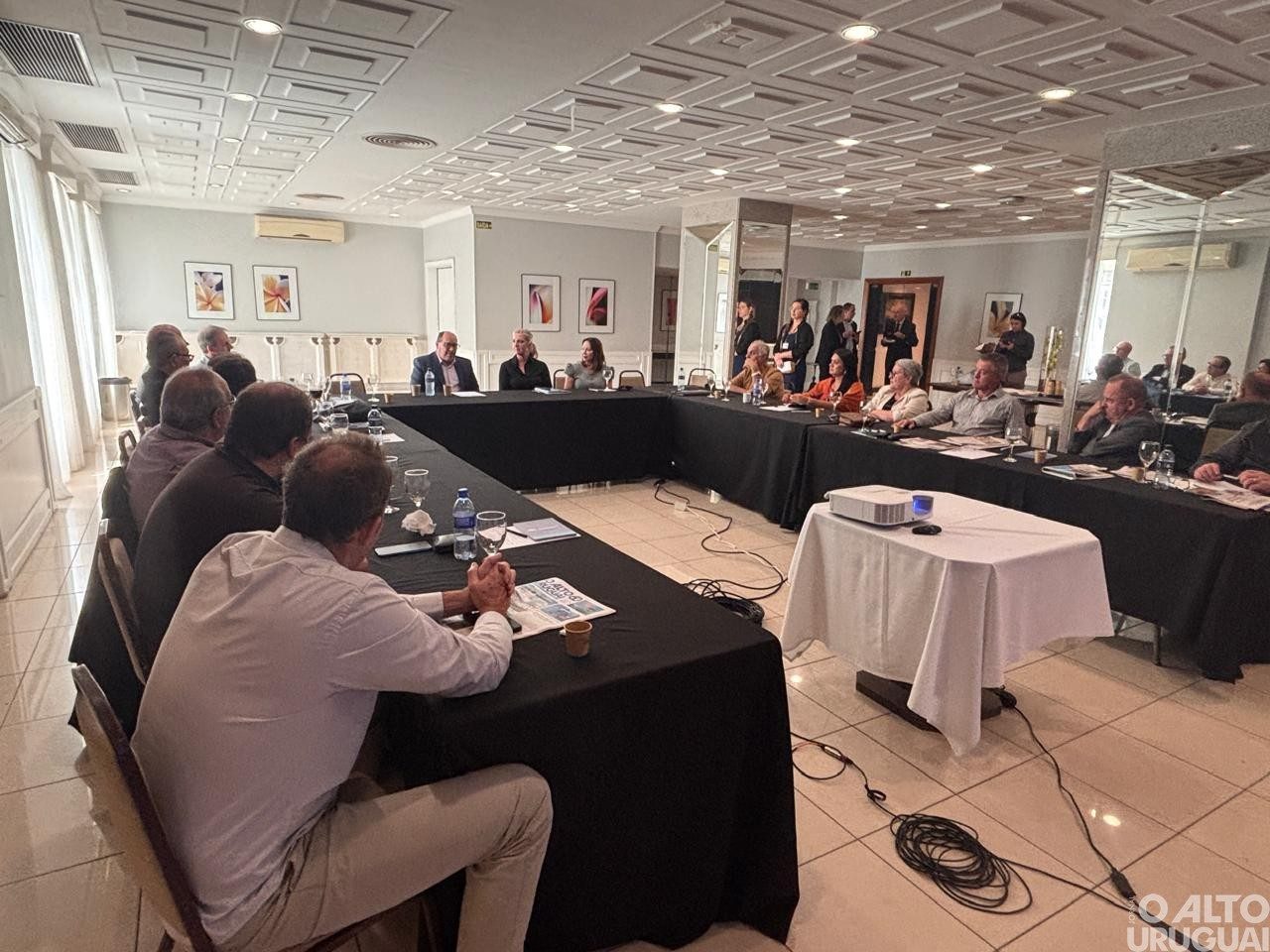 Encontro em Porto Alegre aproxima Assembleia Legislativa e imprensa do interior