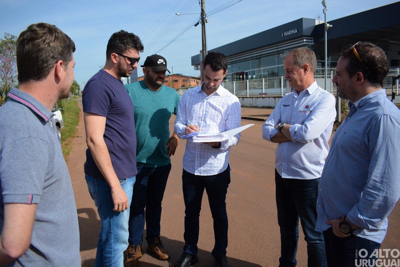 Prefeito em exercício de FW assina mais um contrato de pavimentação