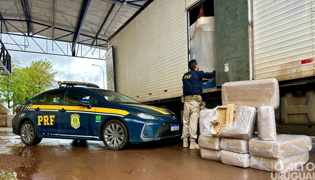 PRF apreende mais de 300 quilos de maconha em caminhão que transportava móveis