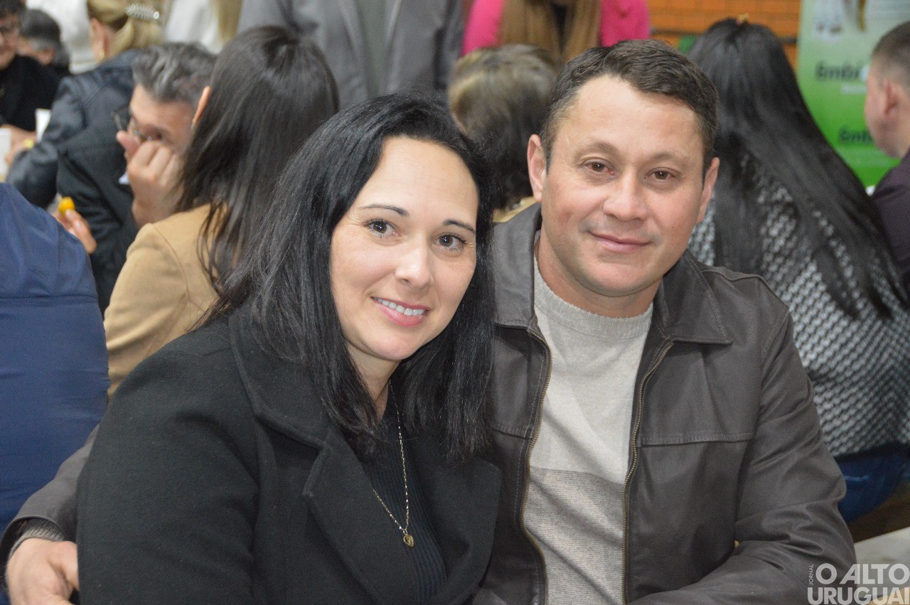 Centenas de pessoas participam da 19ª Festa do Leitão