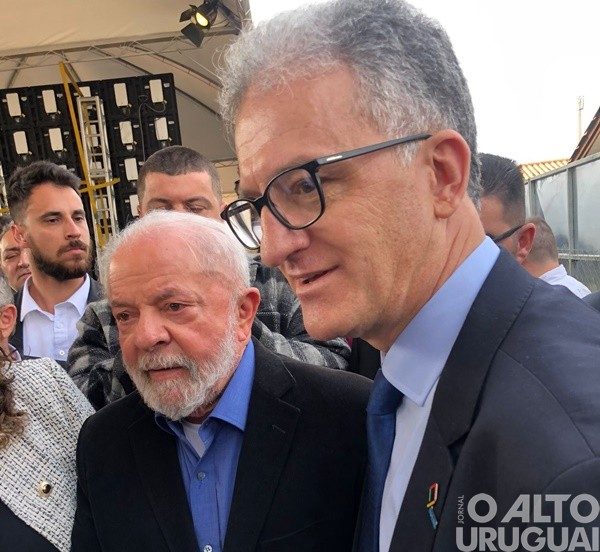 Presidente da Amzop entrega documento ao presidente Lula
