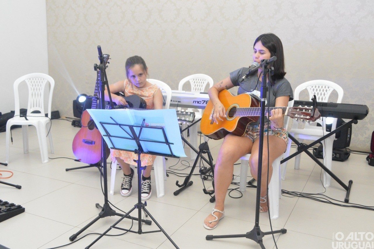 Recital da Escola Compasso encanta público