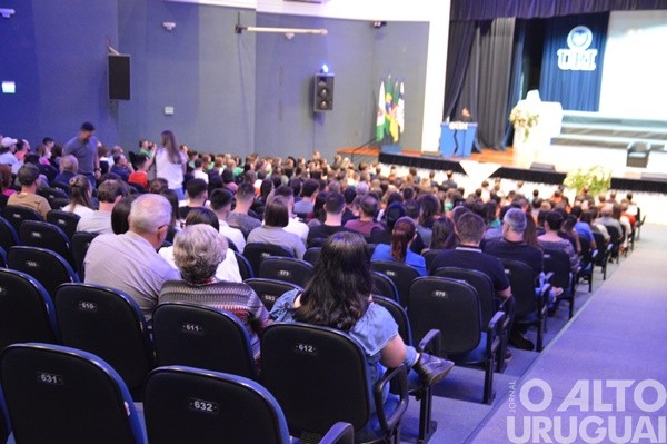 Tinga lota salão da URI/FW em palestra