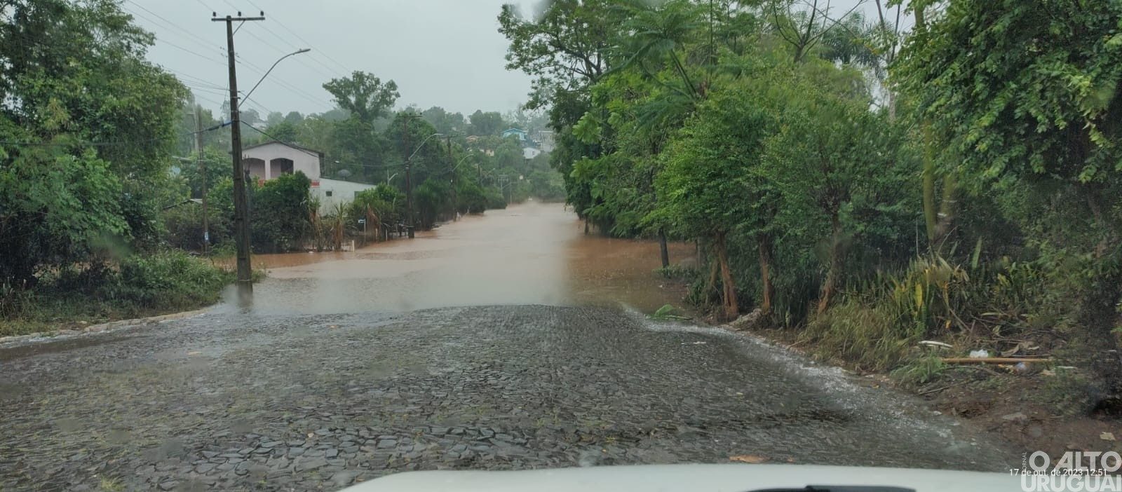 Cheia do rio do Mel afeta captação de água da Corsan em Iraí