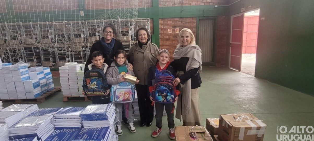 Alunos afetados pelas enchentes recebem doações da 20ª CRE