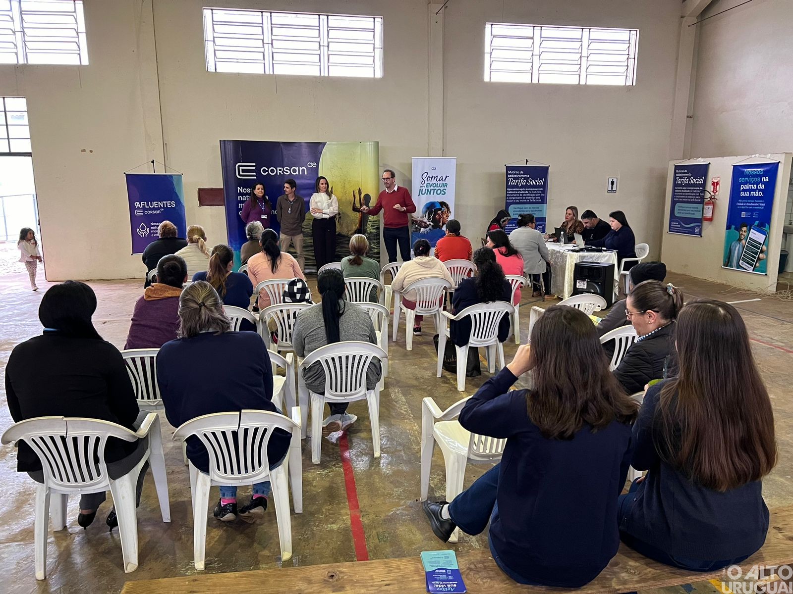 Mutirão cadastra famílias para desconto na conta de água em FW