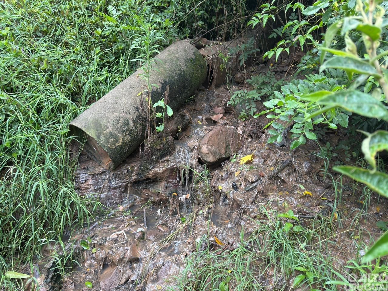 BM flagra derramamento de esgoto sanitário no solo