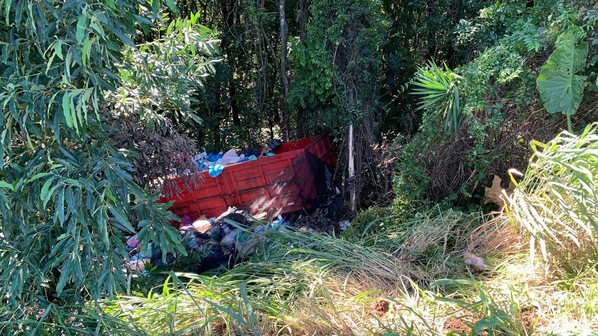 Caminhão carregado com lixo tomba em frente à atacarejo na BR-386 em Seberi