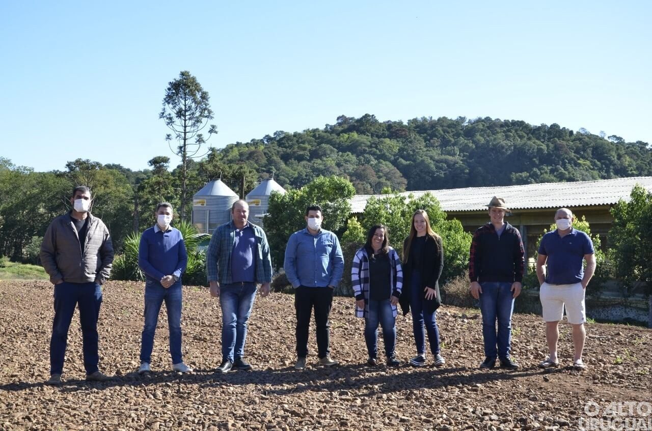 Administração de Caiçara concede serviços de terraplanagem para construções de pocilgas