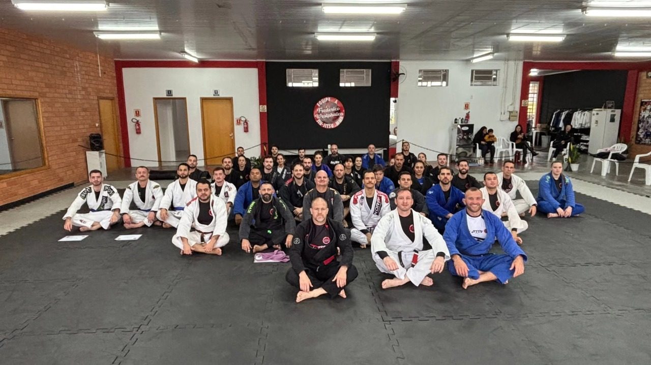 Equipe A FW realiza graduação de atletas e promove troca de faixas