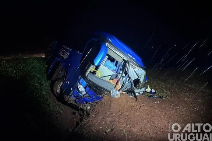 Acidente entre caminhão e ônibus que levava time de futsal de Sarandi deixa um morto e 24 feridos