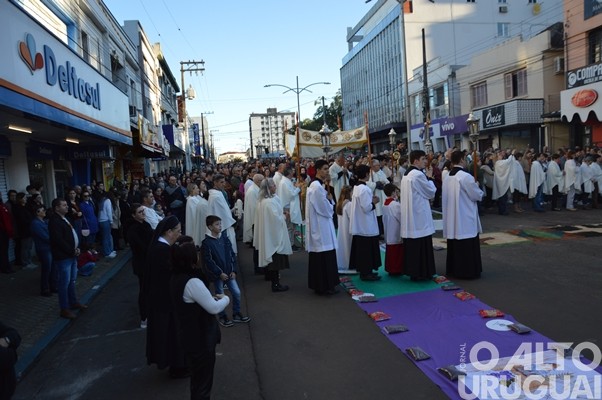 Confecção dos tapetes de Corpus Christi mobiliza católicos em FW