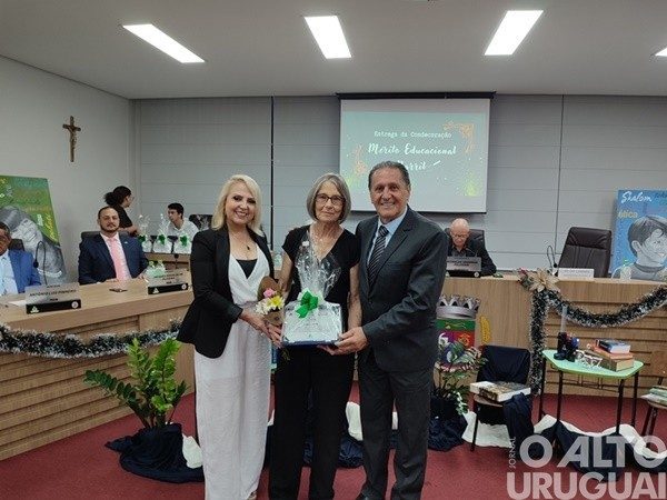 Câmara de FW entrega comendas do Mérito Educacional Barril