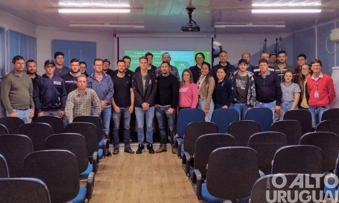 Jovens suinocultores recebem treinamento para uso de aplicativo em Seberi
