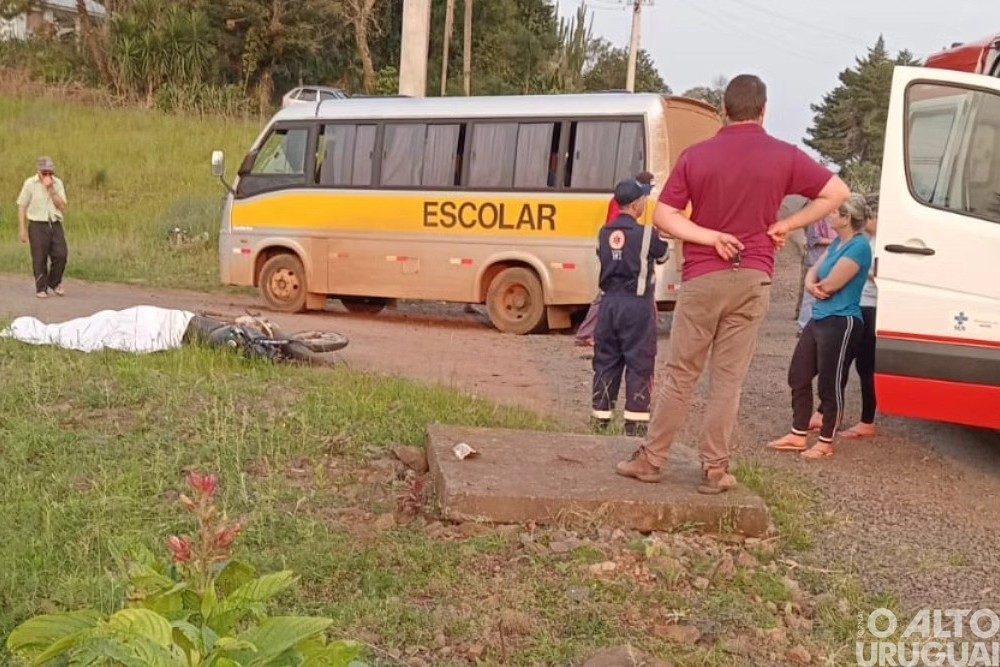 Jovem morre após colisão entre moto e micro-ônibus escolar na ERS-324