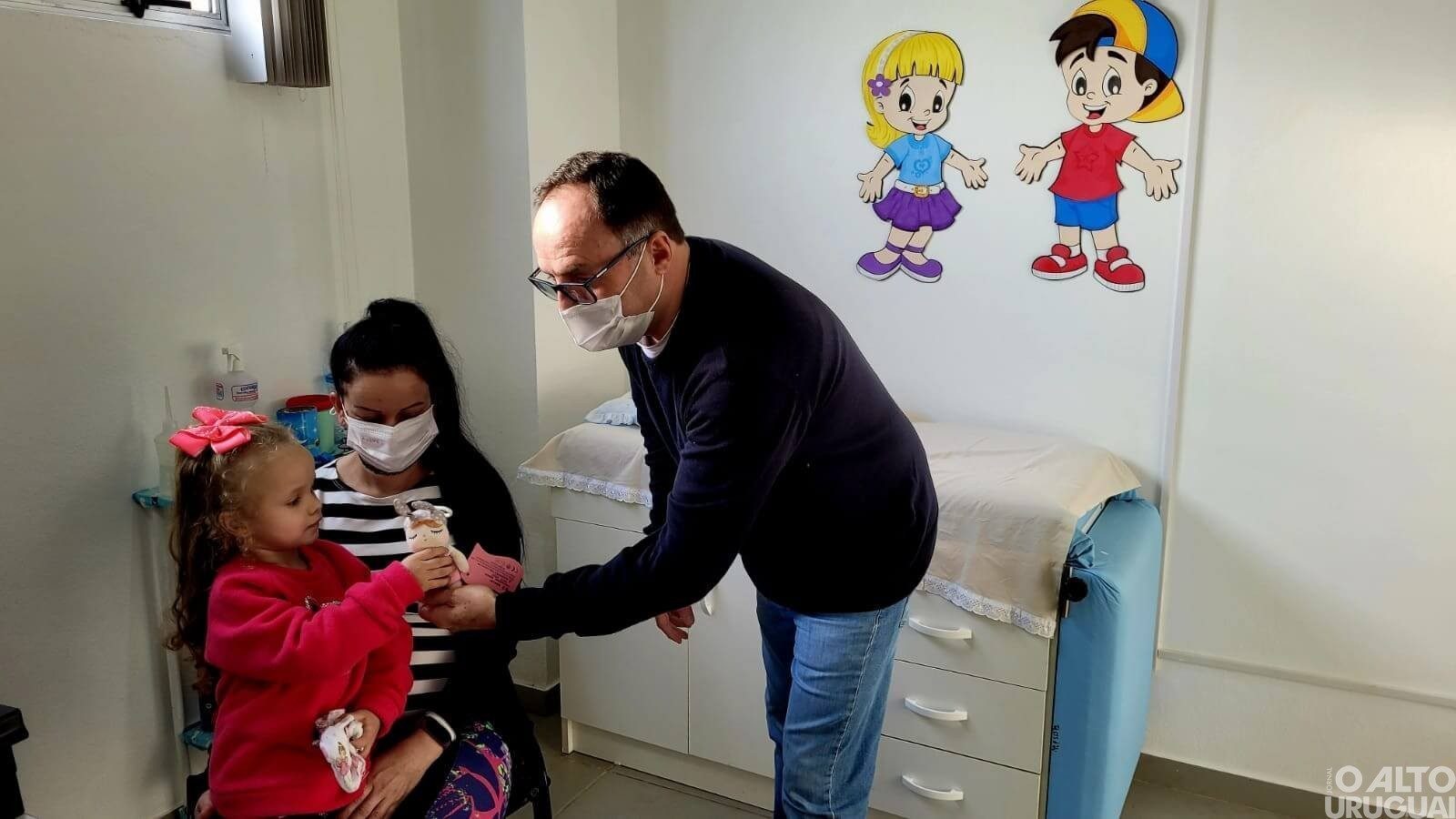 Pediatra seberiense distribui brinquedos para pacientes