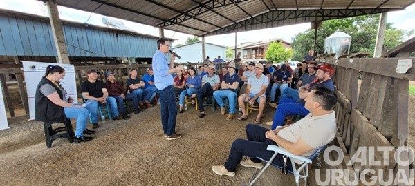 Propriedade referência em bovinocultura de leite sedia reunião técnica em Novo Tiradentes