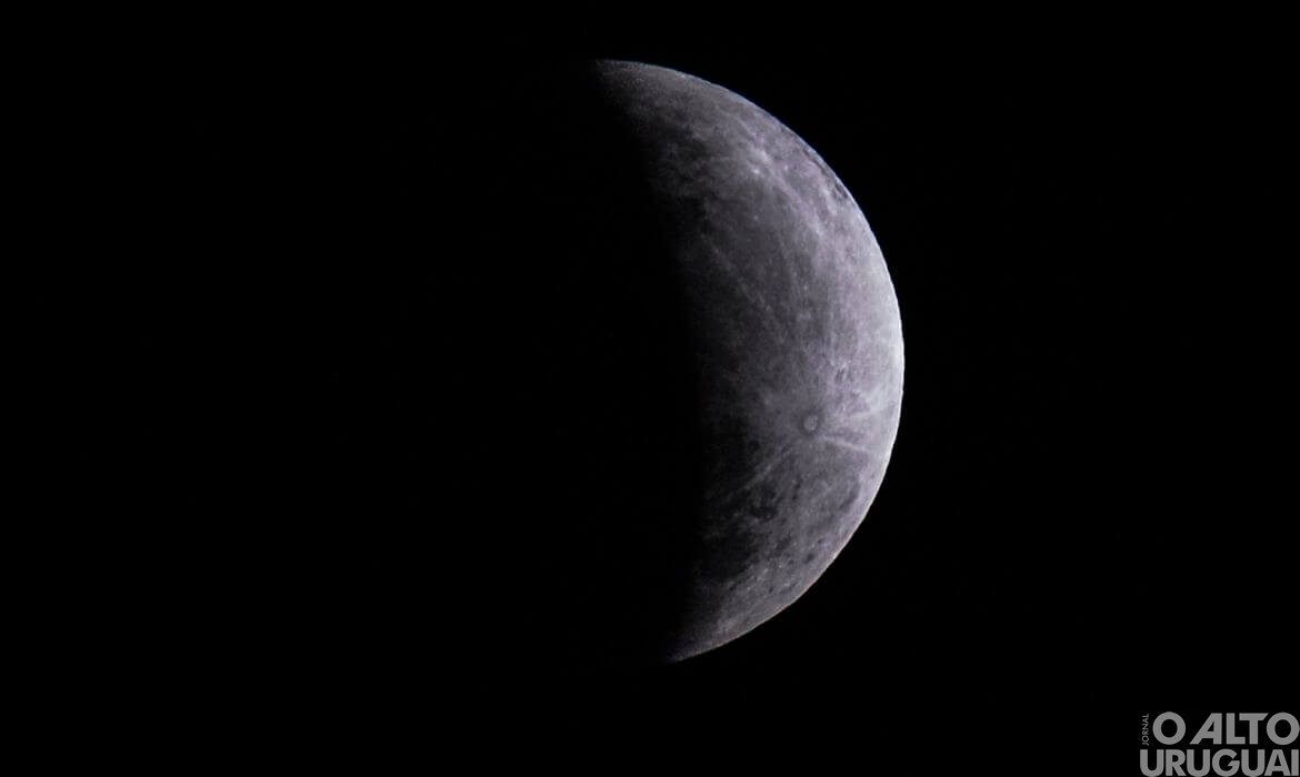 Eclipse parcial da Lua poderá ser observado na madrugada desta sexta-feira