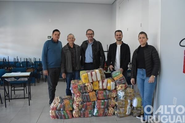Agricultores de FW recebem cestas básicas
