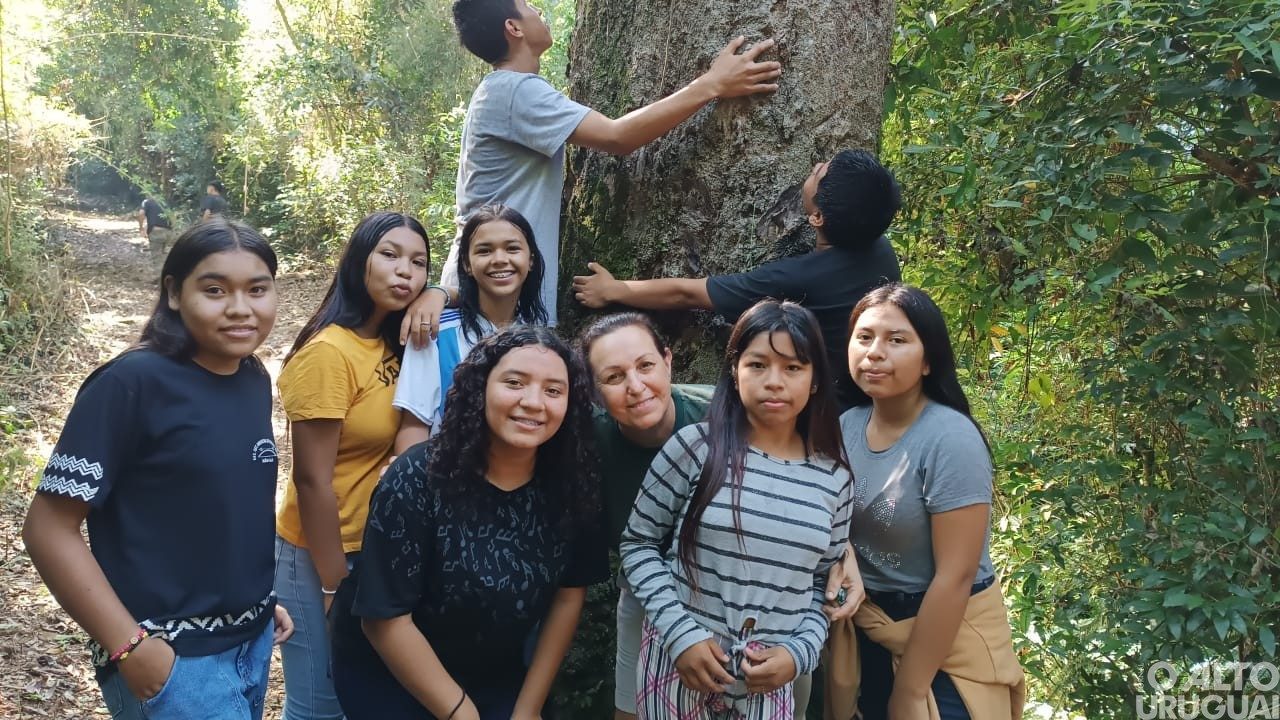 Alunos da Escola Estadual Indígena Nan Ga vivenciam aula na cachoeira