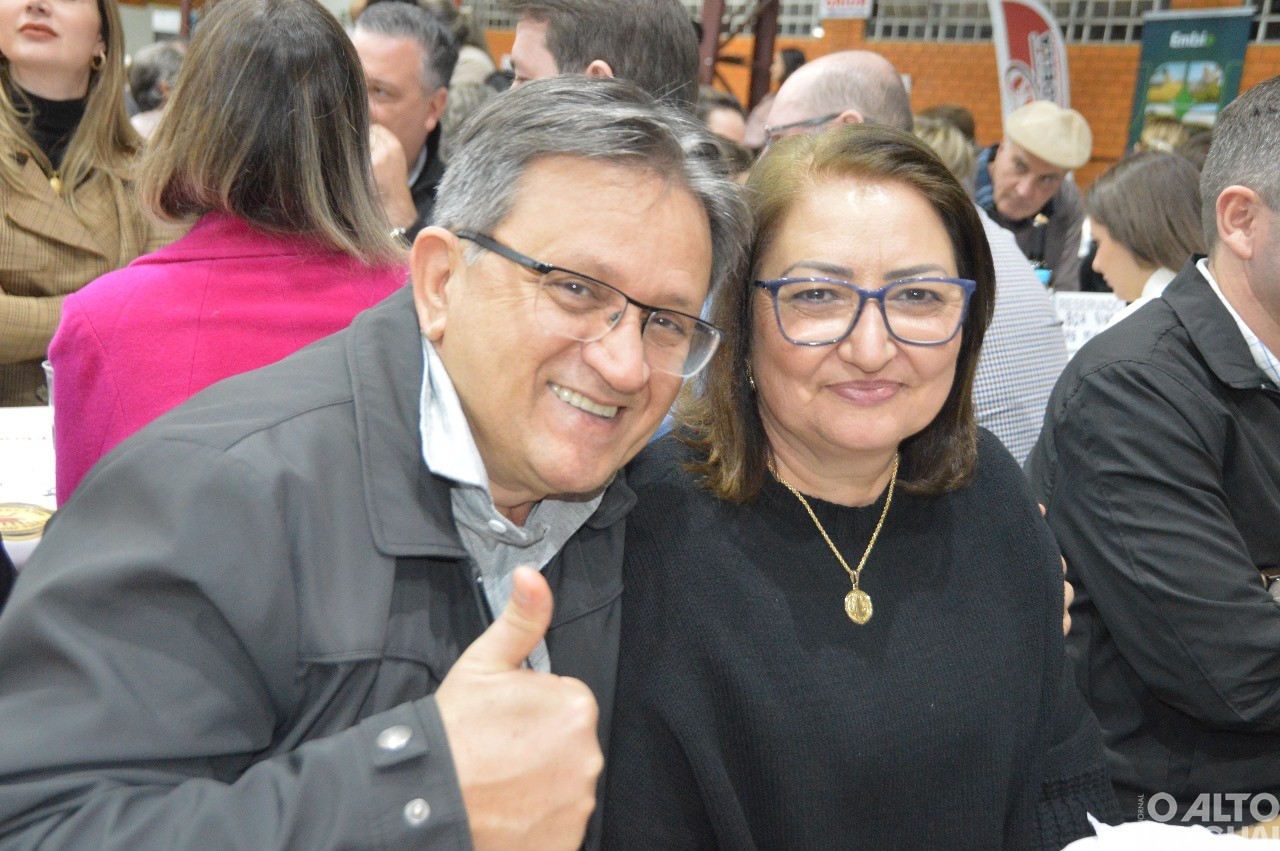 Centenas de pessoas participam da 19ª Festa do Leitão