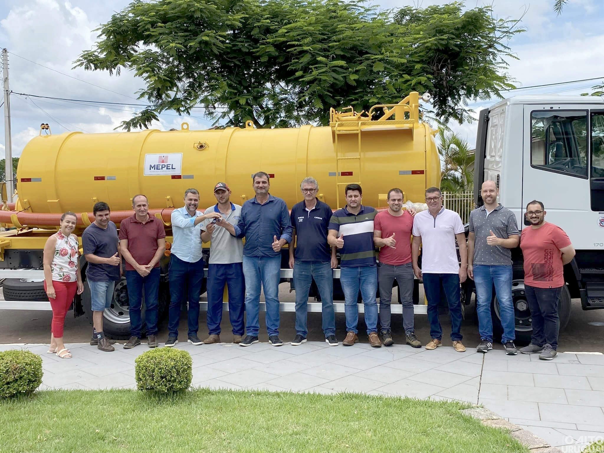 Novo caminhão distribuidor de adubo é entregue para Caiçara