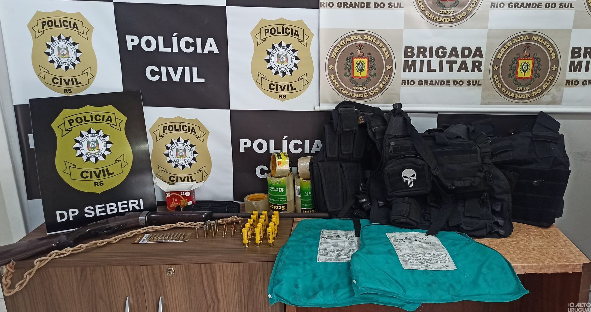 PC e BM apreendem arma de fogo, munições e coletes balísticos em Seberi
