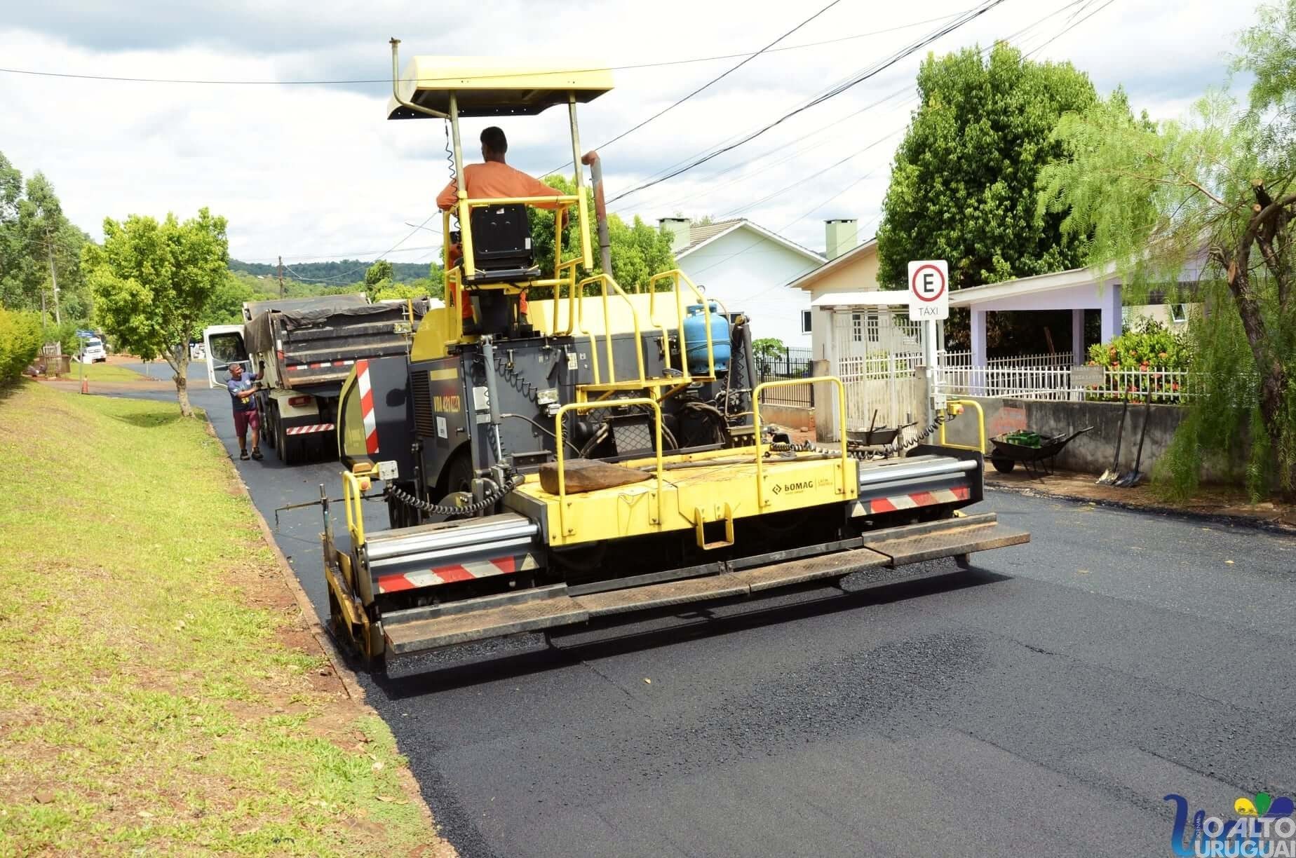 Iraí: rua Domingos Galvão recebe pavimentação asfáltica