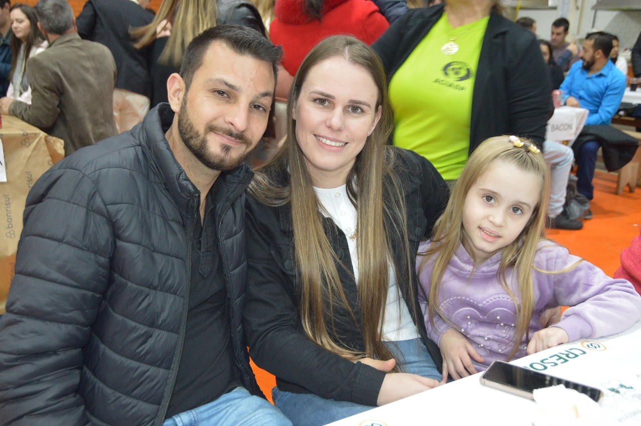 Centenas de pessoas participam da 19ª Festa do Leitão