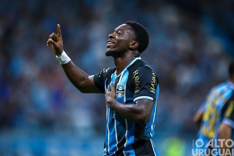 Grêmio supera o Vitória e sobe na tabela do Brasileirão