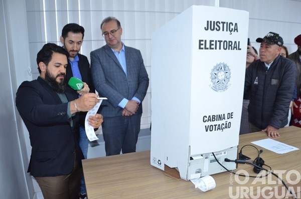 Estudantes de FW elegem vereadores mirins em votação com urna eletrônica