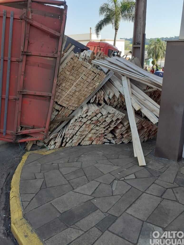Carreta carregada com tábuas de madeira tomba no centro de Rodeio Bonito