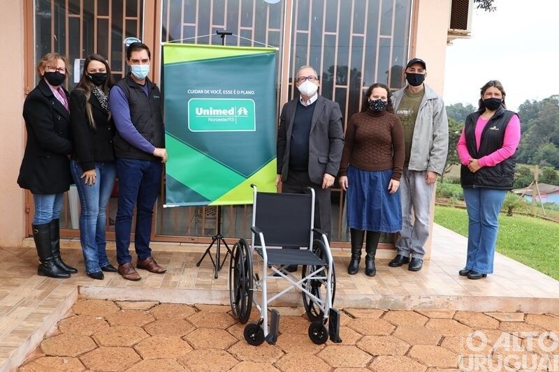 Unimed e Sicredi doam cadeira de rodas ao Lar Samaritano de Erval Seco
