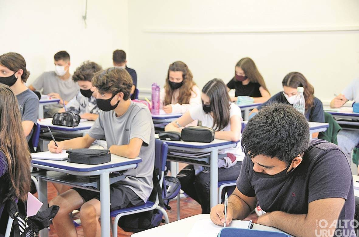 Ano letivo inicia com aulas 100% presenciais