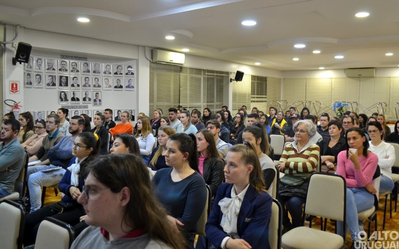 AEFW promove palestra sobre atendimento para mais de 100 profissionais