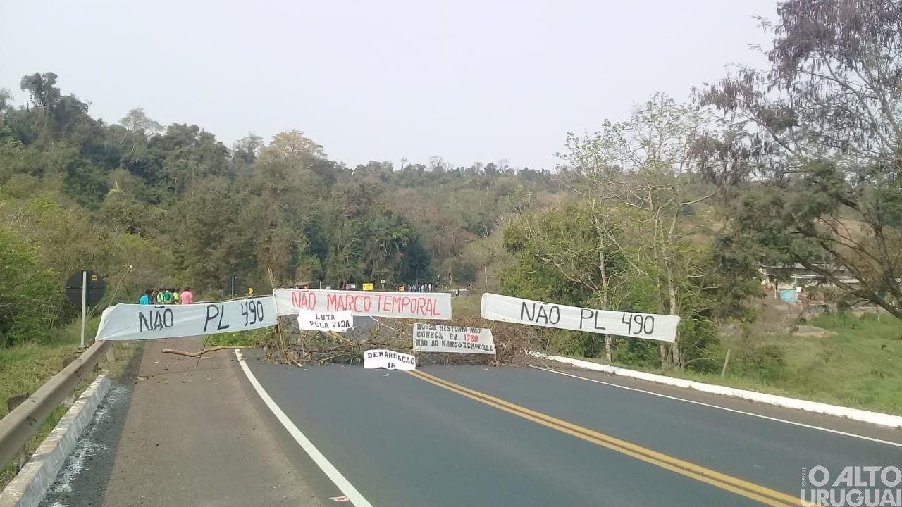 Comunidades indígenas bloqueiam a BR-386 em Iraí