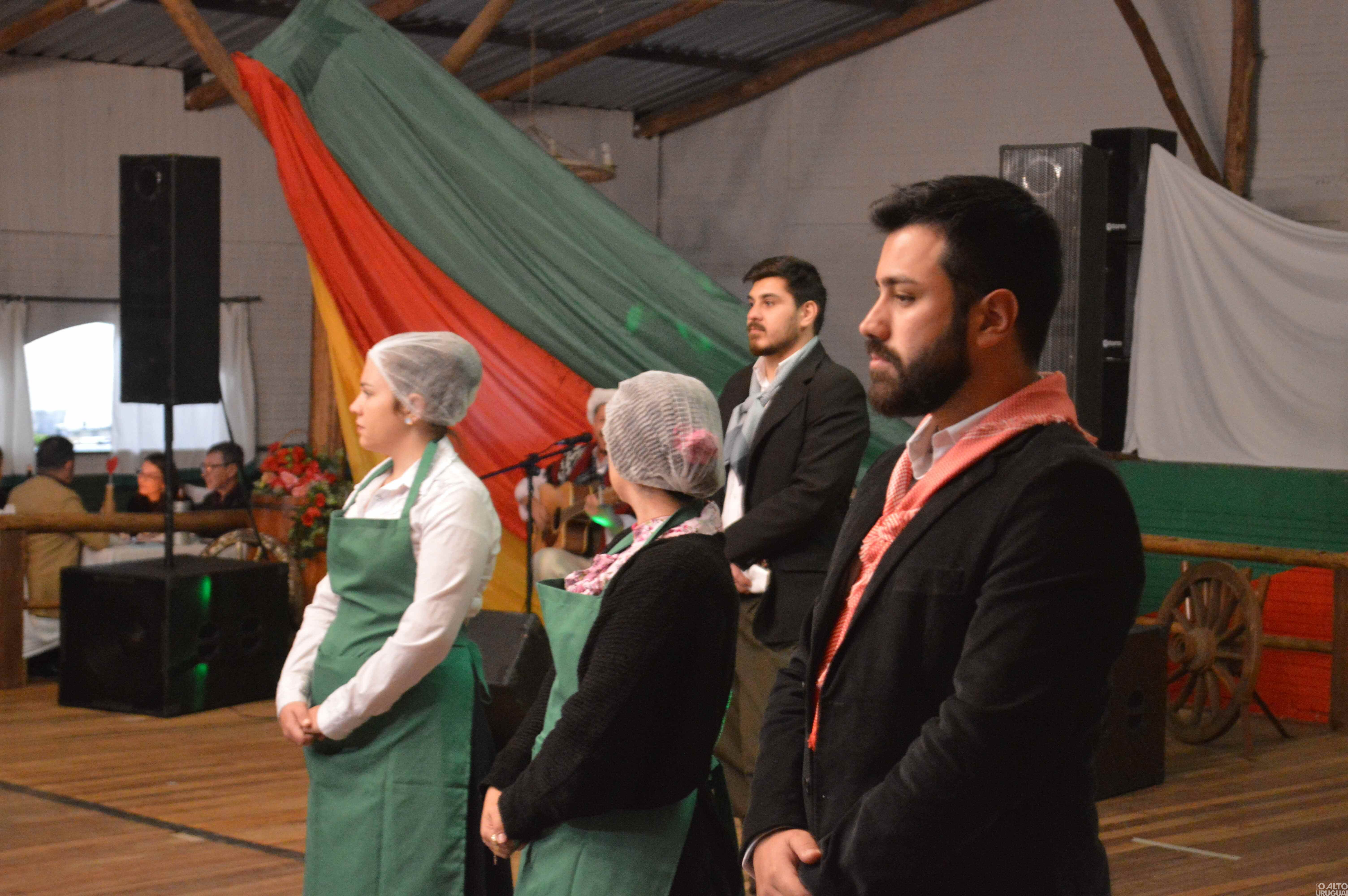 Noite do Galanteio reúne casais no CTG Rodeio da Querência