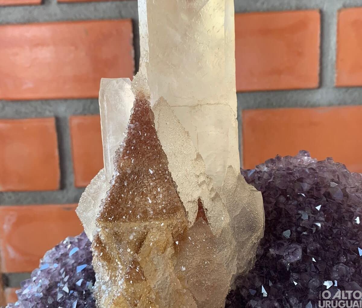 Pedra no formato de Nossa Senhora Aparecida é exposta para turistas