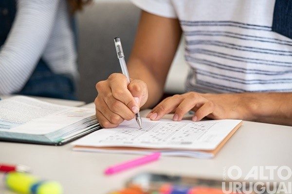 Maioria dos aprovados na primeira fase da Fuvest diz ler jornais, aponta Datafolha