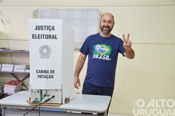 Ricardo Favin vota em seção na linha 21 de Abril