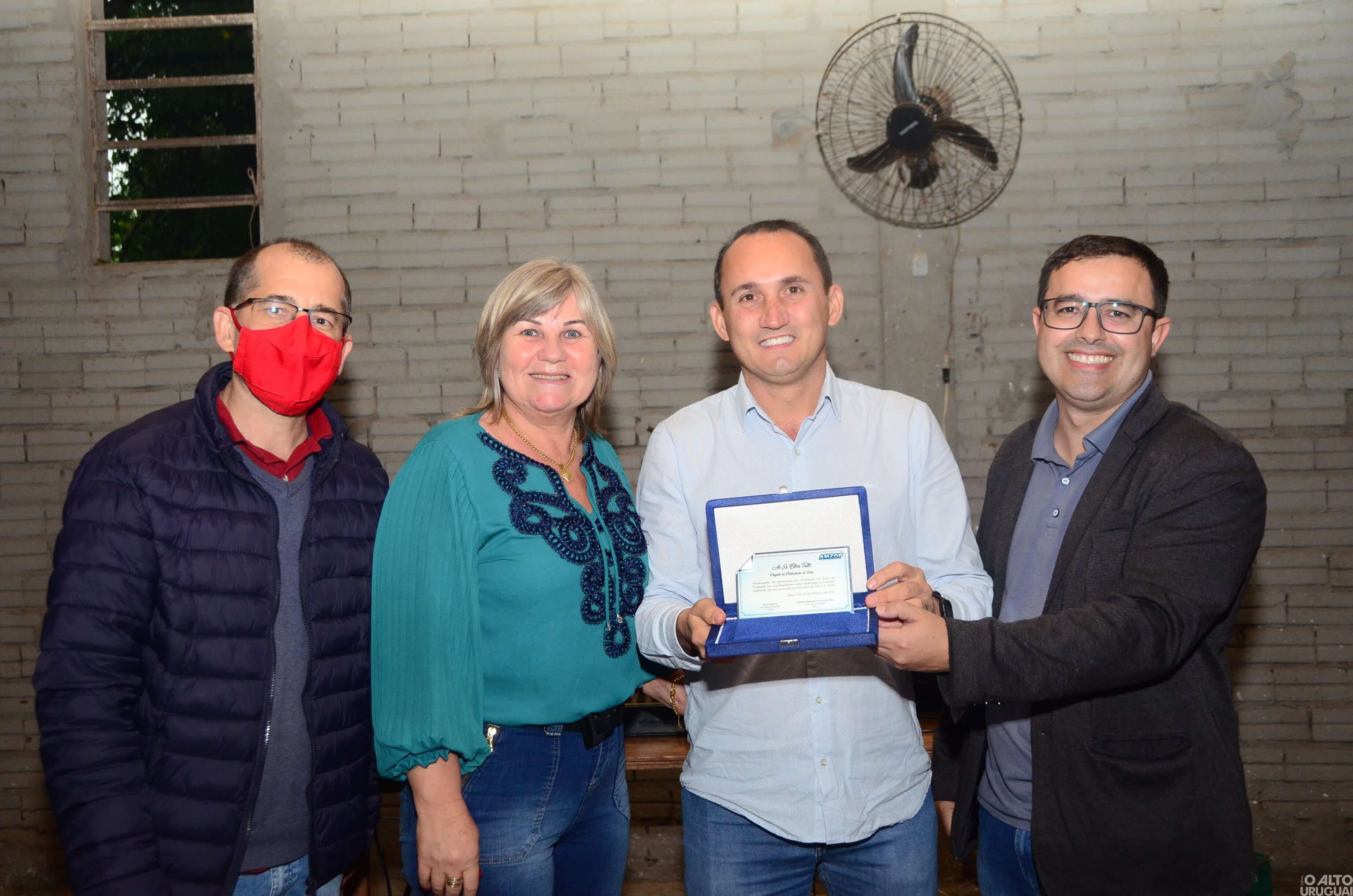 Gestores municipais recebem homenagem da Amzop