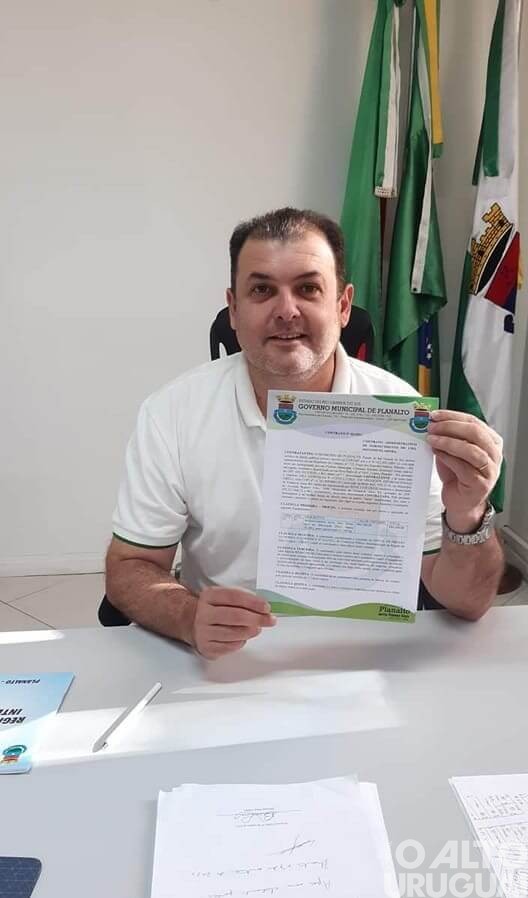 Executivo de Planalto assina contrato de nova motoniveladora