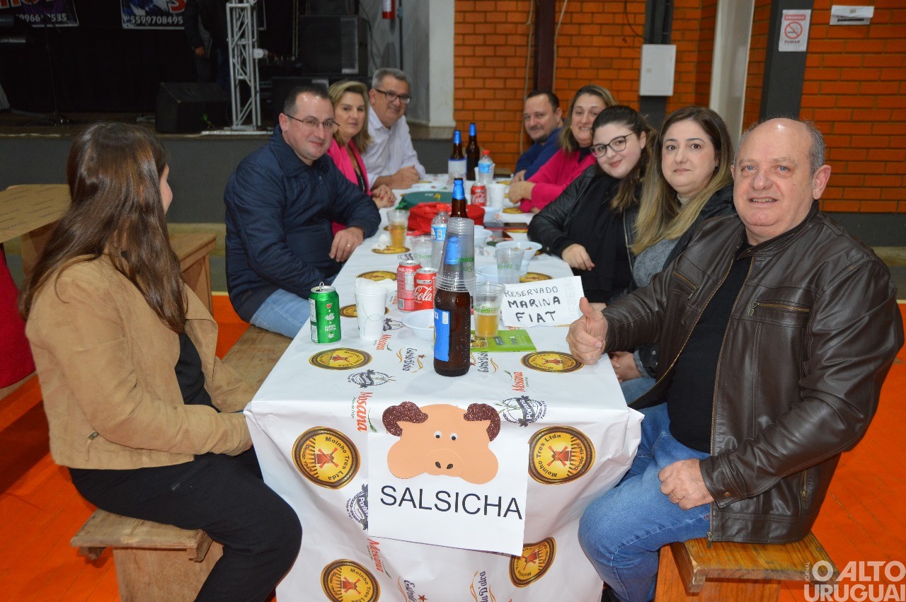 Centenas de pessoas participam da 19ª Festa do Leitão