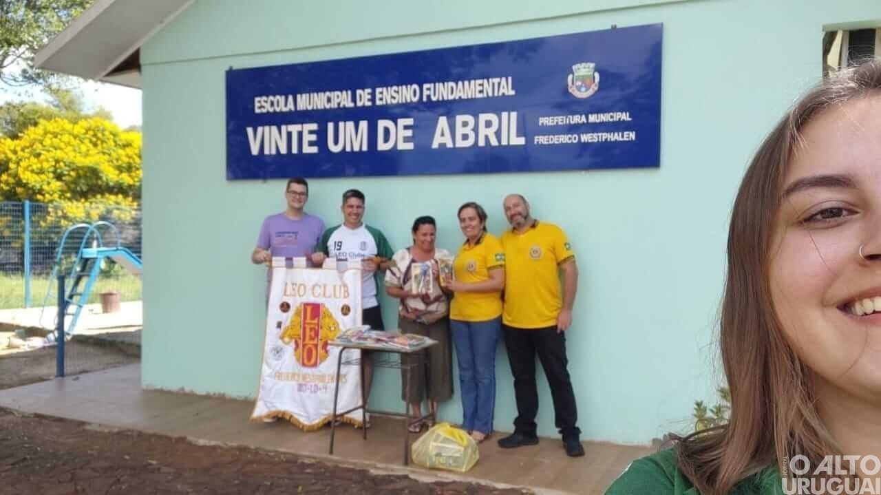 LEO Clube FW faz doação para escola da linha 21 de Abril