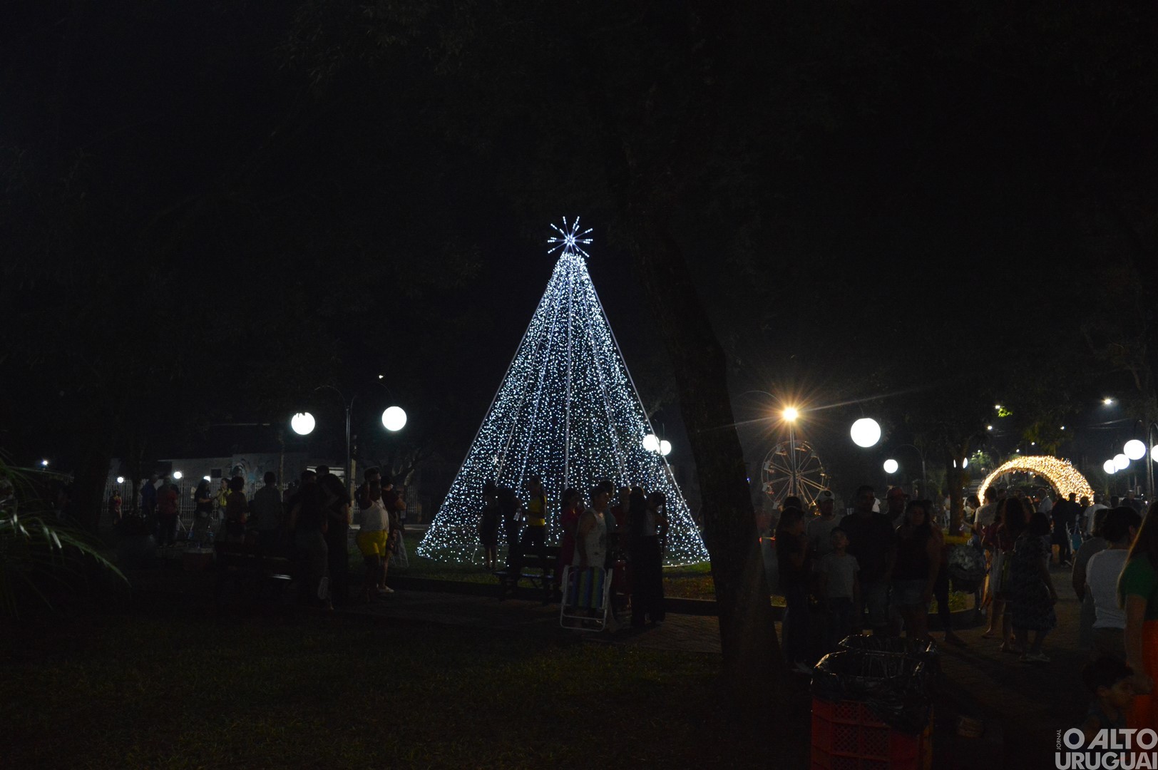 Acendimento de luzes marca a abertura oficial de Natal em Rodeio Bonito
