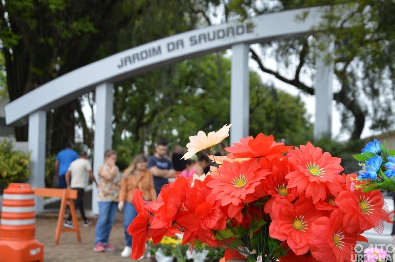 Centenas de pessoas homenageiam entes falecidos neste Dia de Finados