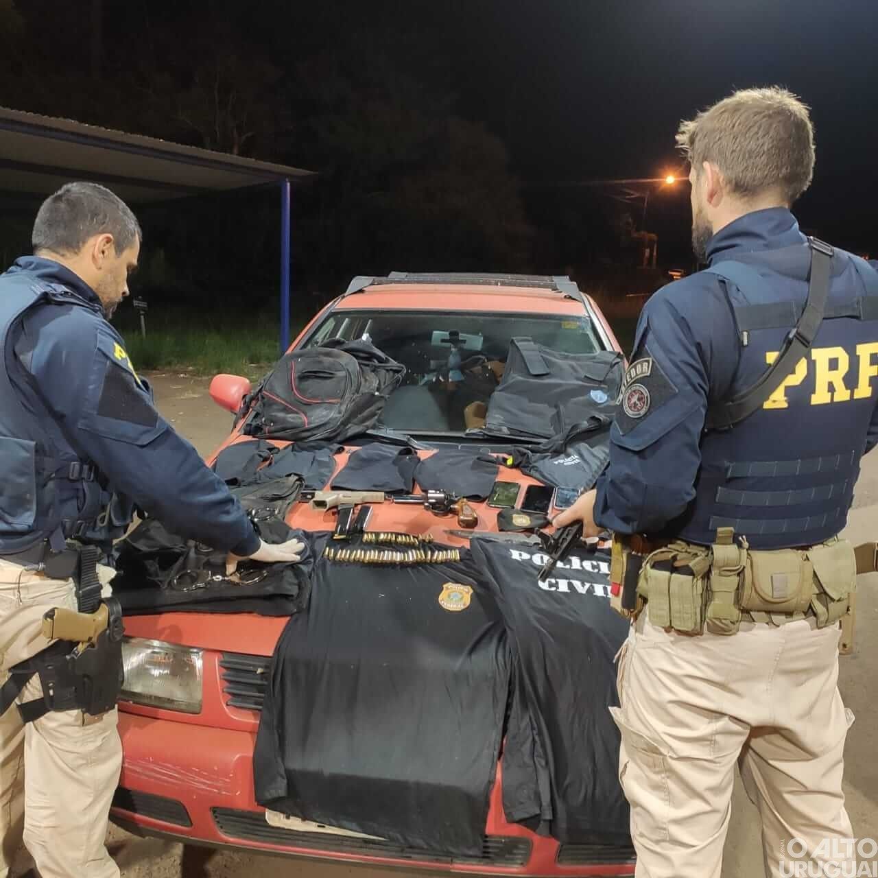 BR-386: Criminosos que planejavam assaltar joalheria vestidos como policiais são presos