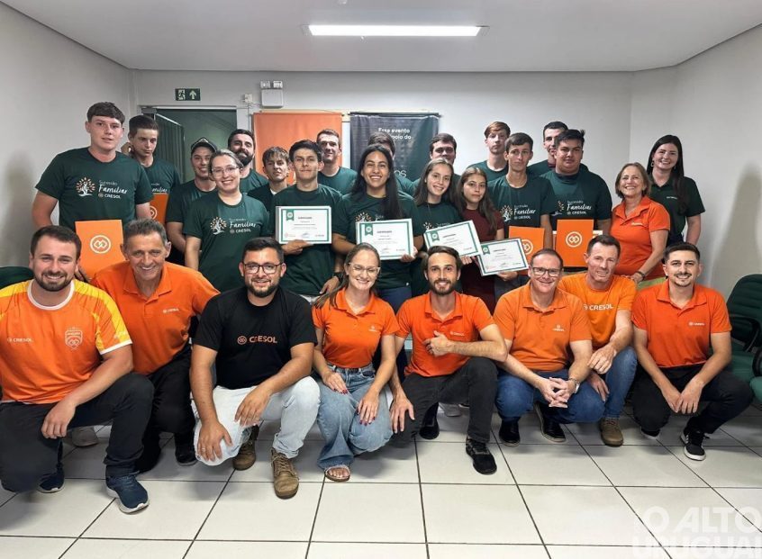 Cerca de 20 jovens recebem certificados do projeto de Sucessão Familiar da Cresol Raiz