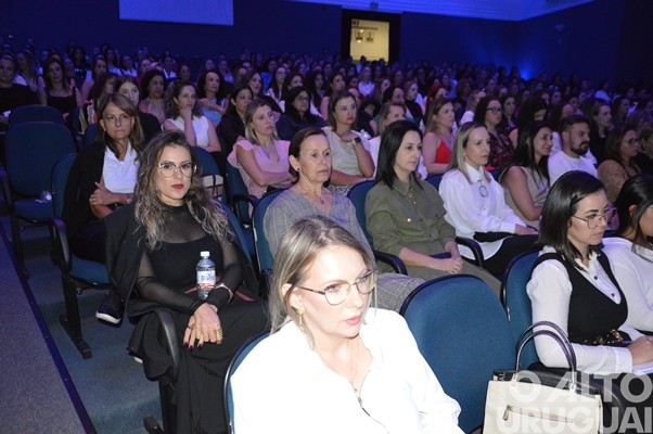 Mais de 800 pessoas participam de palestra com Leila Ama em FW