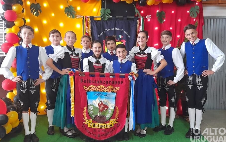 Grupos do Centro Cultural 25 de Julho participam de encontros de danças